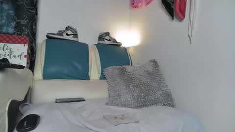 Snapshot of leenar_key chatting on 02.15.25 leenar_key online show from 02.15.25