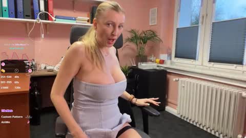 Snapshot of legslong chatting on 11.18.25 LegsLONG online show from 11.18.25