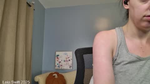 Snapshot of leiaswift chatting on 10.05.25 Leia Swift online show from 10.05.25