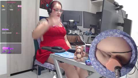Snapshot of leidycrstnch21 chatting on 12.13.25 LeidyDi223 online show from 12.13.25