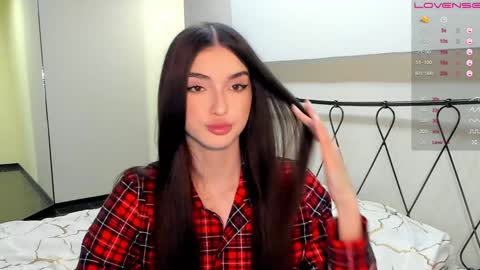 Snapshot of leila_4ever chatting on 01.27.25 Leila online show from 01.27.25