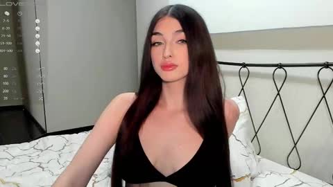 Snapshot of leila_4ever chatting on 03.10.25 Leila online show from 03.10.25