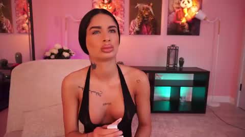 Snapshot of leilakali chatting on 06.26.26 Leila online show from 06.26.26