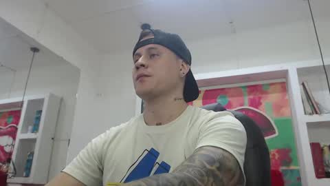 Snapshot of leo_cumming01 chatting on 02.18.25 Yesid online show from 02.18.25