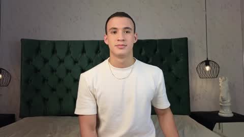 Snapshot of leo_delvey chatting on 01.08.25 leo online show from 01.08.25