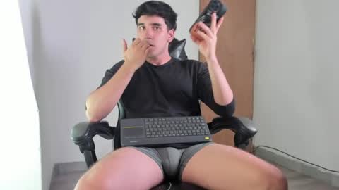 Snapshot of leo_jones389 chatting on 07.02.26 Leo Jones online show from 07.02.26