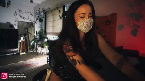 Snapshot of leonamell chatting on 10.08.25 Leo online show from 10.08.25