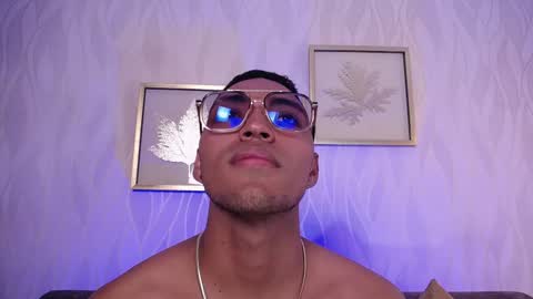 Snapshot of leondisanto chatting on 12.03.25 Leon online show from 12.03.25