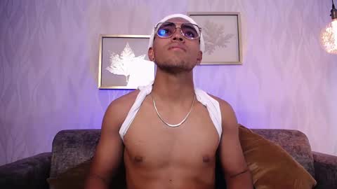 Snapshot of leondisanto chatting on 12.04.25 Leon online show from 12.04.25