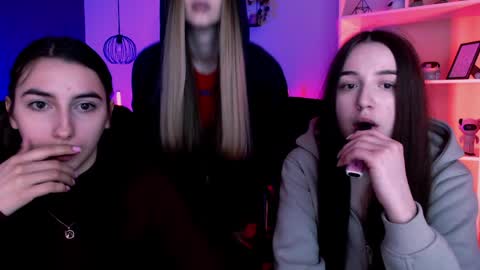 leslie_bird online show from 04.10.26