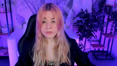 Snapshot of lexiwenford chatting on 12.14.24 Lexi Wenford NO NUDE GODDESS online show from 12.14.24