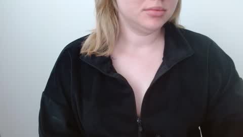 Snapshot of leyla_le chatting on 05.19.26 Leyla online show from 05.19.26