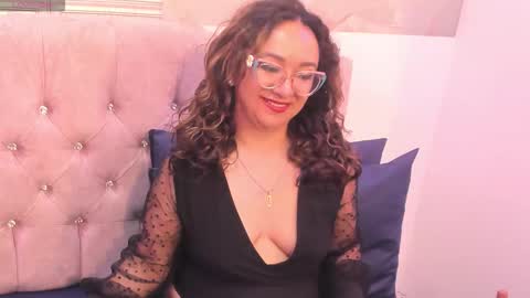 Snapshot of leyla_smithh chatting on 10.12.25 Leyla smithh online show from 10.12.25