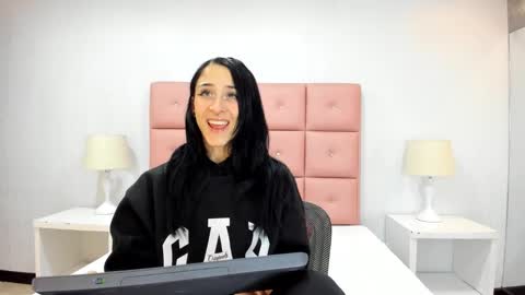 Snapshot of lhiamfitt chatting on 12.31.24 lhiamfitt online show from 12.31.24