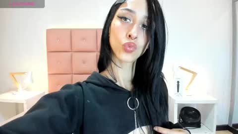 Snapshot of lhiamfitt chatting on 10.11.25 lhiamfitt online show from 10.11.25