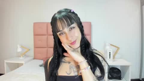 Snapshot of lhiamfitt chatting on 10.21.25 lhiamfitt online show from 10.21.25