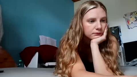 lia06_ online show from 09.15.25