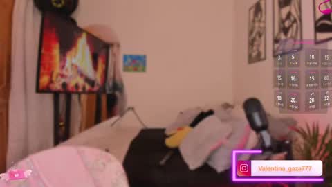 Snapshot of lia_daniiels01 chatting on 02.18.25 V A L online show from 02.18.25