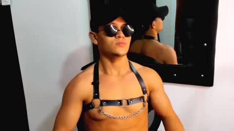 liam_knight online show from 10.31.25