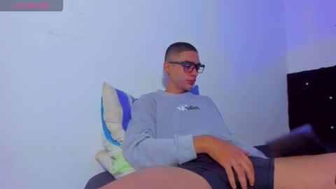 Snapshot of lian_23_ chatting on 10.27.25 online show from 10.27.25