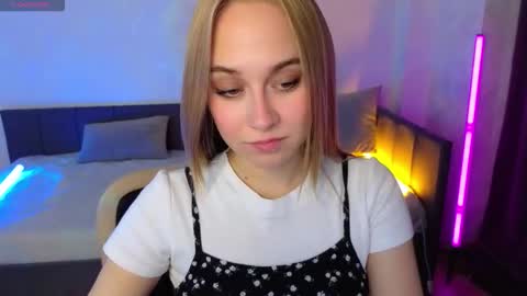 Snapshot of liana_bright chatting on 09.18.25 Liana online show from 09.18.25