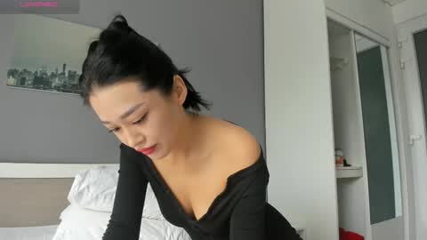 Snapshot of liavee chatting on 11.25.25 Lia online show from 11.25.25