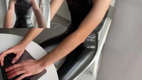 Snapshot of liferacw chatting on 09.25.25 SofieXxxDoll online show from 09.25.25