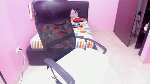 Snapshot of lil_mommy_slut chatting on 11.18.25 lil_mommy_slut online show from 11.18.25