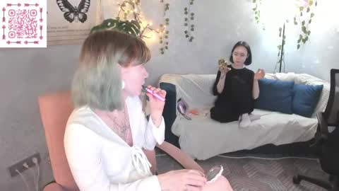 Snapshot of lilac_muse chatting on 06.08.26 Lili online show from 06.08.26
