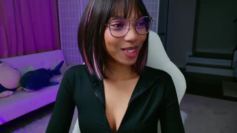 Snapshot of lileviemarie chatting on 02.05.25 evie online show from 02.05.25