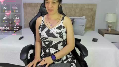Snapshot of lili_milf4 chatting on 10.22.25 LILI MILF online show from 10.22.25