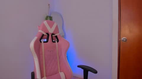 holis soy lily chang no olvides el pulgar arriba es muy importante para mi 3 independent model online show from 01.28.25