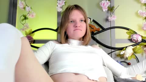 Snapshot of lilianslow chatting on 12.13.24 hi guys Im new here Im 18 years oldIve never had sex online show from 12.13.24