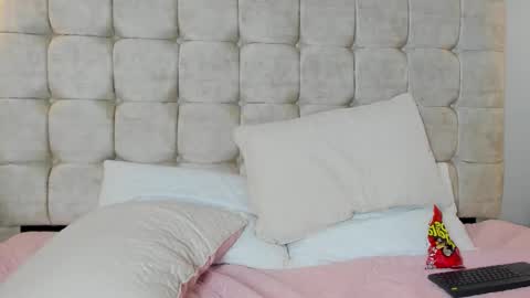 Snapshot of lilie_petite chatting on 12.03.25 Lilie online show from 12.03.25