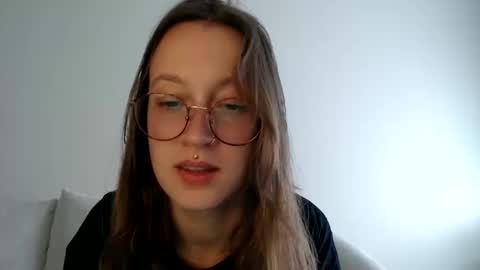 Snapshot of liljbby chatting on 10.13.25 Jay  please help me reach 50 thumbs up online show from 10.13.25