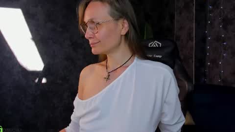 Snapshot of lillian_white1 chatting on 06.14.26 lillian_white1 online show from 06.14.26