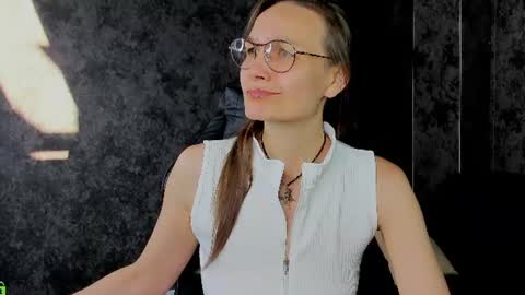 Snapshot of lillian_white1 chatting on 06.17.26 lillian_white1 online show from 06.17.26