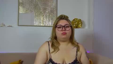 Snapshot of lillianhaig chatting on 11.24.25 LillianHaig online show from 11.24.25