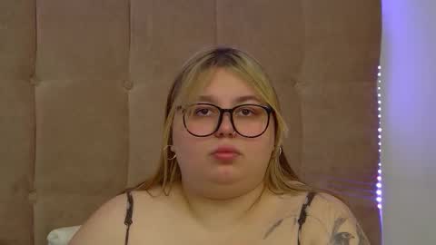 Snapshot of lillianhaig chatting on 11.26.25 LillianHaig online show from 11.26.25