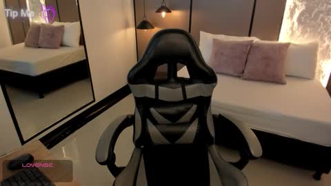 L I L L Y online show from 12.17.25