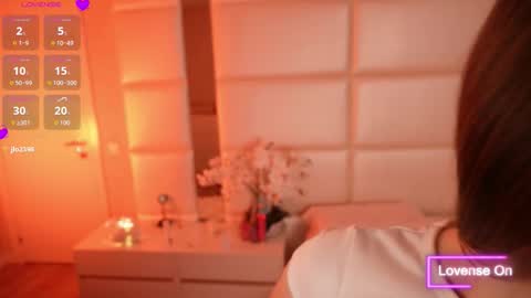 Snapshot of lilly_colins chatting on 10.24.25 Lilly Colins online show from 10.24.25