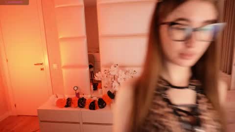 Snapshot of lilly_colins chatting on 10.31.25 Lilly Colins online show from 10.31.25