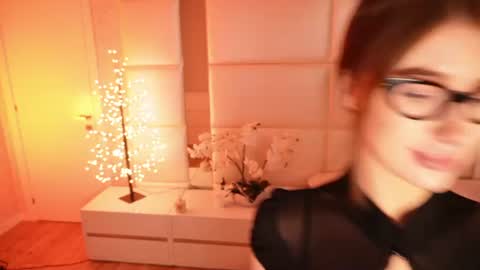 Snapshot of lilly_colins chatting on 06.19.26 Lilly Colins online show from 06.19.26