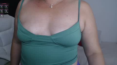 Snapshot of lilly_milf chatting on 02.05.25 Lilly online show from 02.05.25
