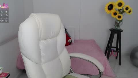 Snapshot of lilly_milf chatting on 09.22.25 Lilly online show from 09.22.25