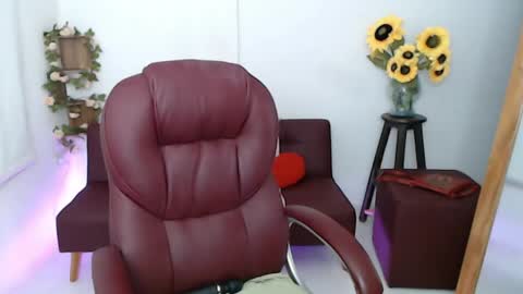 Snapshot of lilly_milf chatting on 05.27.26 Lilly online show from 05.27.26