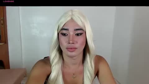 Snapshot of lily_darling chatting on 10.23.25 Lily Darling online show from 10.23.25