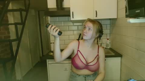 Snapshot of lily_dollyx chatting on 09.30.25 Lily dollyx online show from 09.30.25