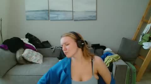 Snapshot of lily_dollyx chatting on 10.22.25 Lily dollyx online show from 10.22.25