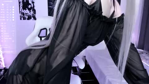 Snapshot of lily_weep chatting on 10.30.25 Lily online show from 10.30.25